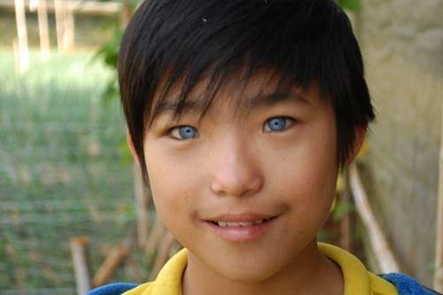 Đôi mắt xanh của em Nguyễn Văn Hào.